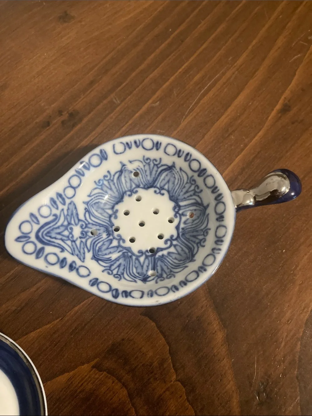 BOMBAY COMPANY BLUE & WHITE CERAMIC TEA STRAINER WITH BASE